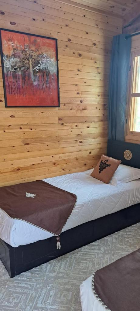 - une chambre avec un lit et un mur en bois dans l'établissement Riad Asmaa Agadir, à Agadir 37 autres photos