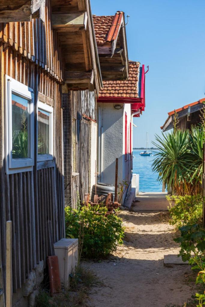 une maison dans une rue à côté d'un plan d'eau dans l'établissement Mobil home Camping Les Embruns 4 étoiles, à Lège-Cap-Ferret