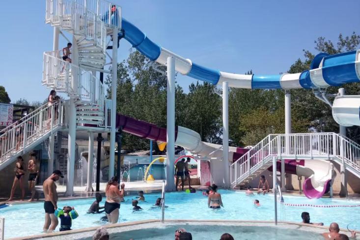 - un groupe de personnes dans une piscine d'un parc aquatique dans l'établissement L'Eden - Mobil home 2 chambres 6 personnes Piscine, au Grau-du-Roi