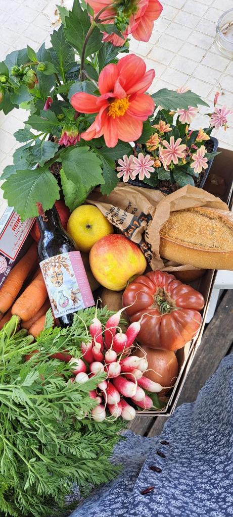 - un bouquet de fruits et de légumes sur une table dans l'établissement Camping Les Galets, à Banassac
