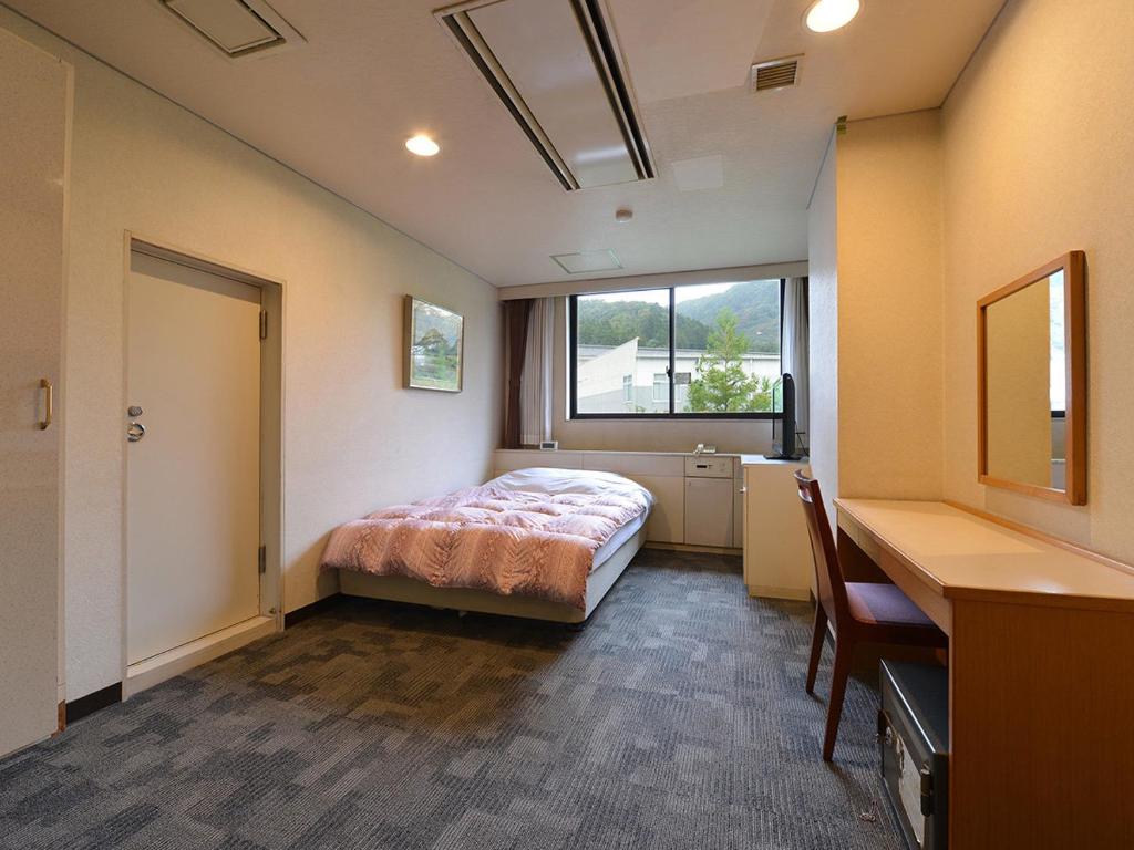 une chambre avec un lit, un bureau et une fenêtre dans l'établissement Ooedo Onsen Monogatari Premium Hotel New Shiobara, à Nasushiobara 57 autres photos
