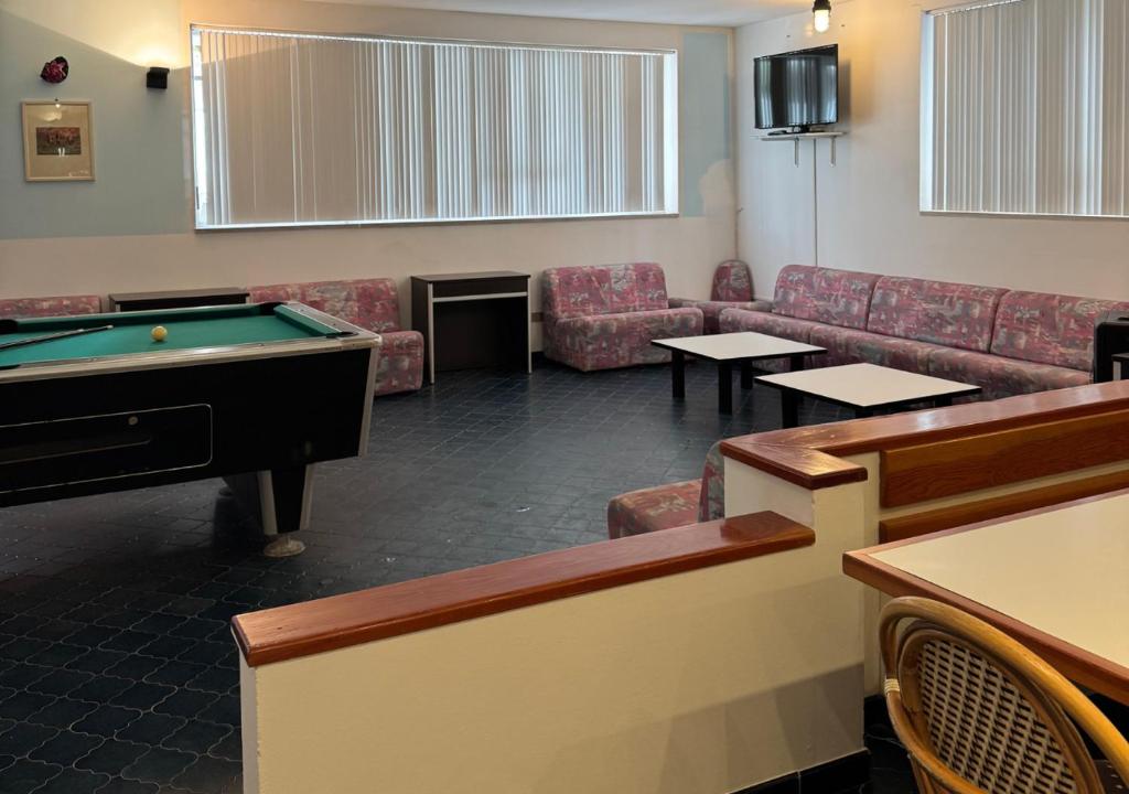 une salle d'attente avec une table de billard et des canapés dans l'établissement Hotel Riviera Nuova Gestione, à Cattolica