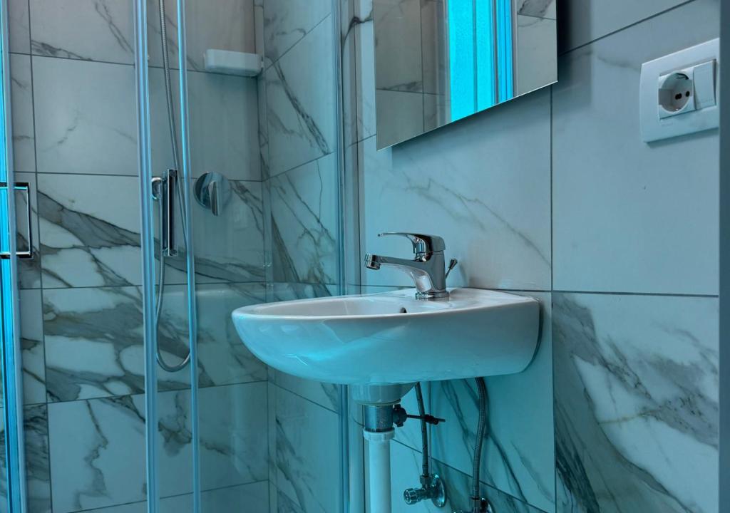 une salle de bain avec un lavabo et une douche en verre dans l'établissement Hotel Riviera Nuova Gestione, à Cattolica 34 autres photos