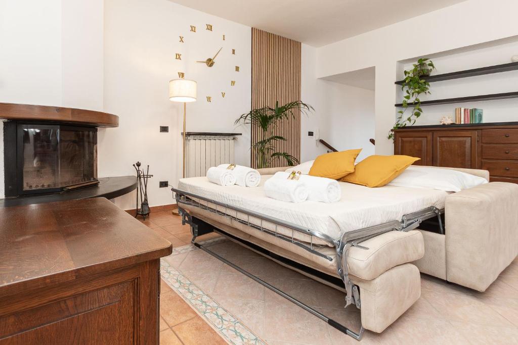 une chambre avec un grand lit avec des serviettes dessus dans l'établissement "Villa dei Poeti" private pool and breathtaking sea view, à Arenzano