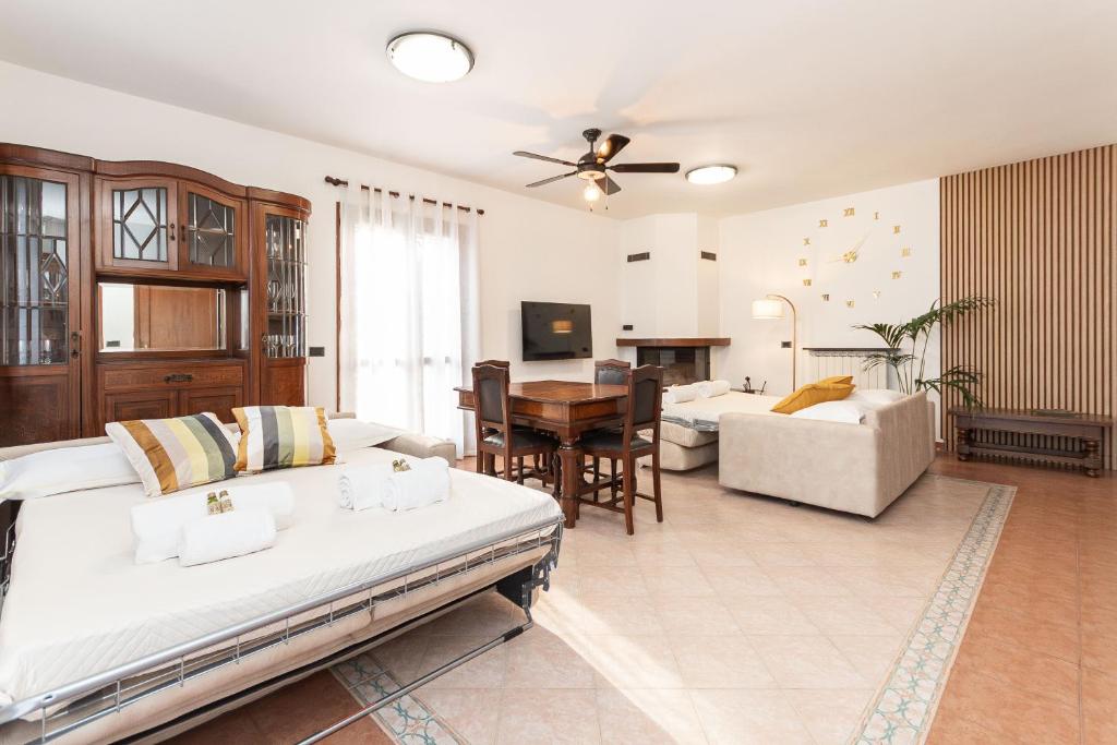 - un salon avec deux lits et une salle à manger dans l'établissement "Villa dei Poeti" private pool and breathtaking sea view, à Arenzano