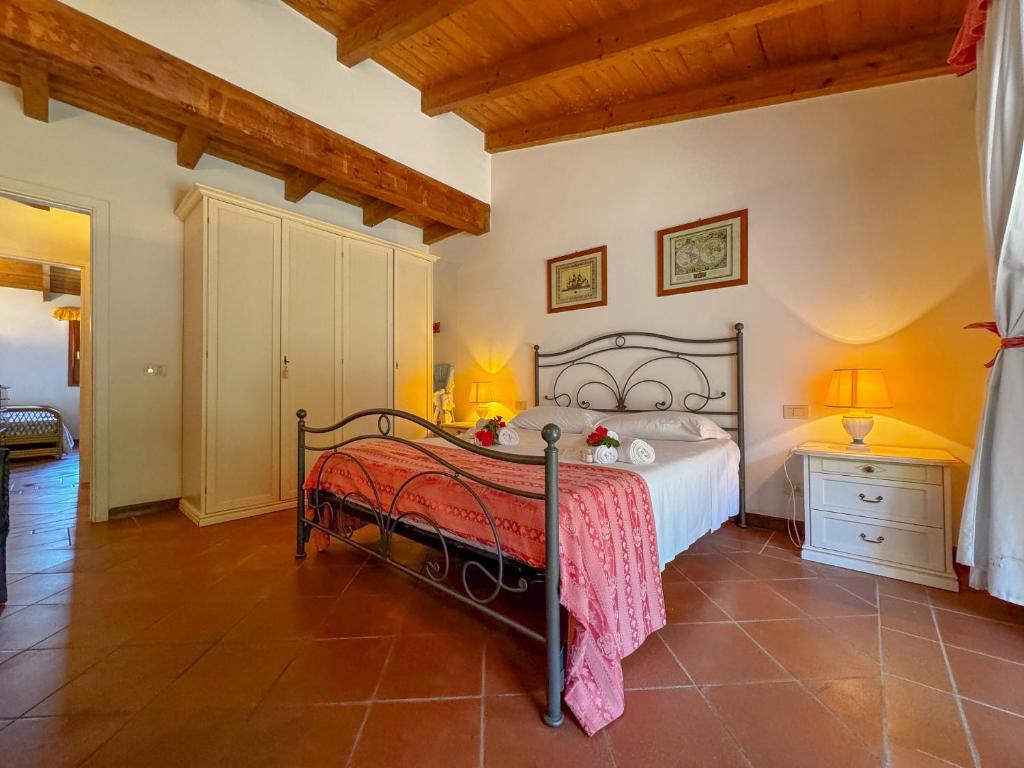 une chambre avec un lit avec une couverture rouge dans l'établissement Villa Rosy - Comfort e Piscina Privata by Host Hero, à Stintino