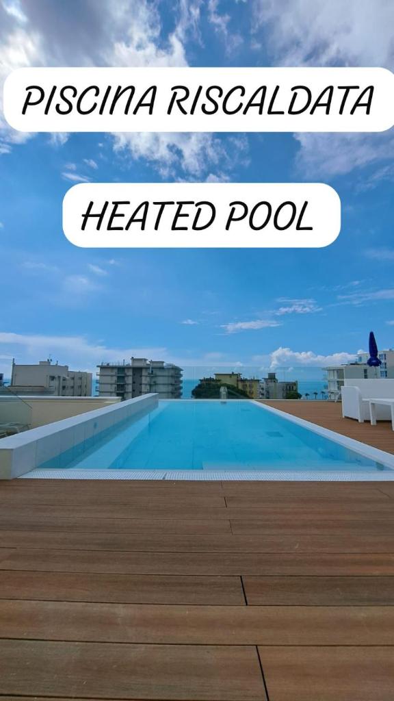 une piscine chauffée sur le toit d'un hôtel dans l'établissement Hotel Villa Eugenia - 3 Stelle Superior con Private SPA e Piscina, à Lido di Jesolo 46 autres photos