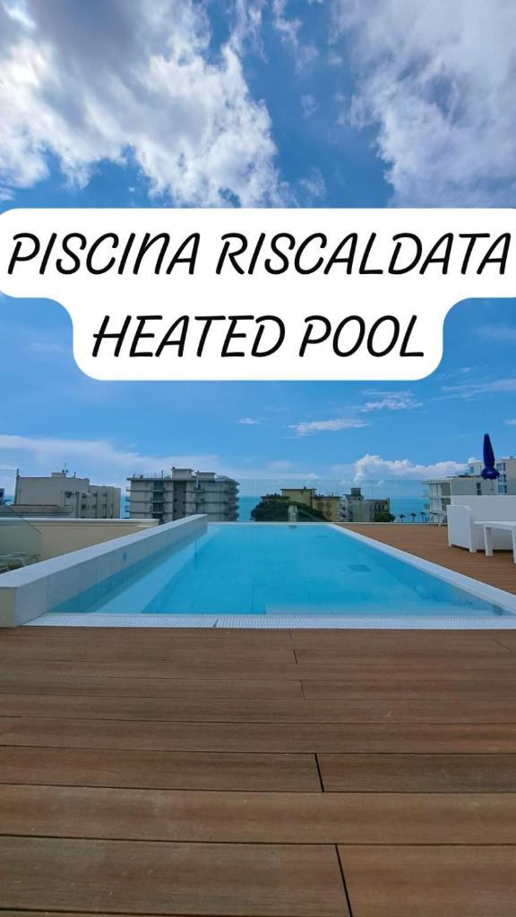 une piscine chauffée sur le toit d'un complexe hôtelier dans l'établissement Hotel Villa Eugenia - 3 Stelle Superior con Private SPA e Piscina, à Lido di Jesolo