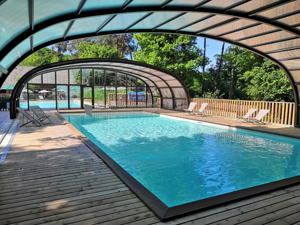 - une piscine avec une arche dans l'établissement Huttopia Rambouillet, à Rambouillet