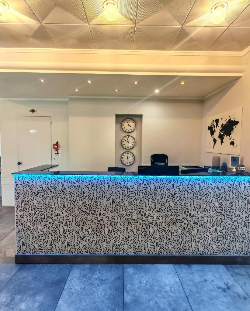 un bar avec un comptoir bleu dans une pièce dans l'établissement Hotel Etna - Hotel per Coppie e Famiglie con Parcheggio e Spiaggia, à Riccione