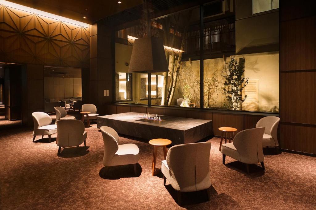 une pièce avec des chaises et une table et une table et des chaises dans l'établissement TAOYA Wakura, à Nanao