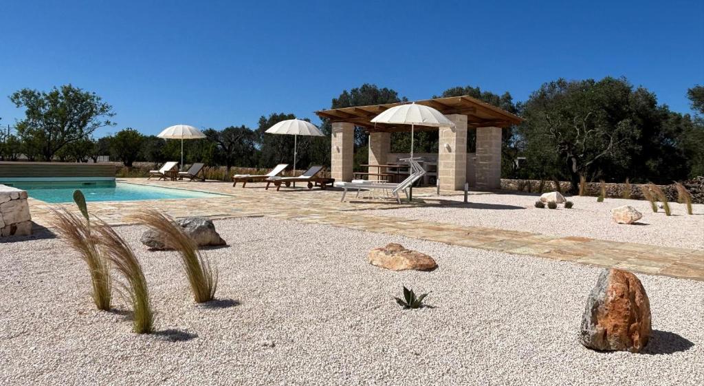 une piscine avec un gazebo et une piscine dans l'établissement Villa Charme, à Ostuni