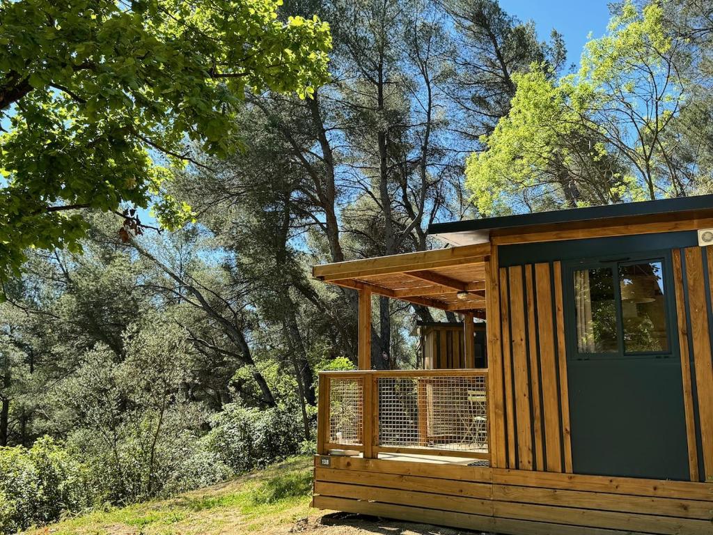 une cabane dans les bois avec des arbres en arrière-plan dans l'établissement Citykamp d'Aix-en-Provence, à Aix-en-Provence