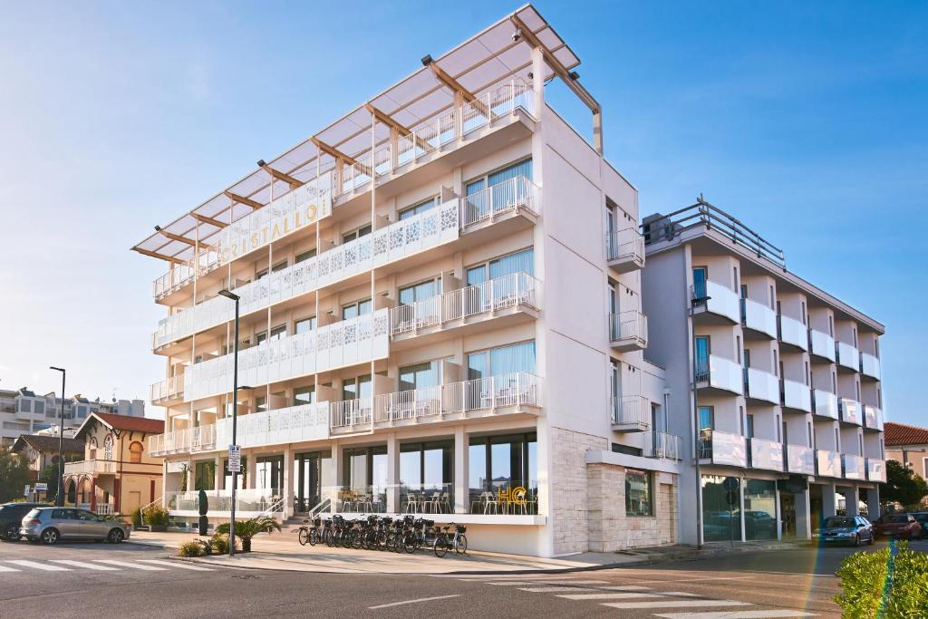 un grand bâtiment blanc avec beaucoup de fenêtres dans l'établissement Hotel Cristallo, à Senigallia