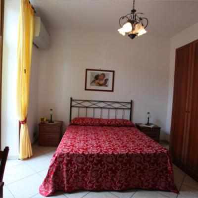 une chambre avec un lit avec une couette rouge dans l'établissement Hotel Savoia, à Sapri