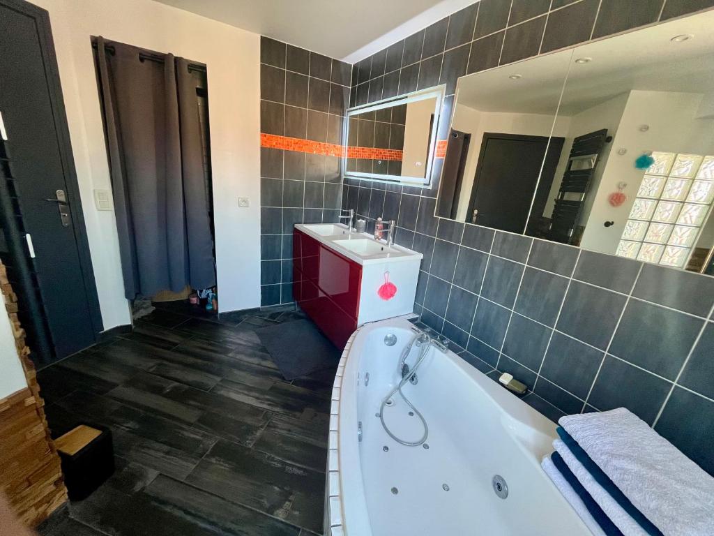 Loft atypique 192m2, terrasse, aux portes de Lille 8