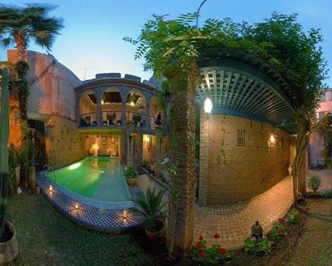 une grande maison avec une piscine dans la cour dans l'établissement Le Riad Meknes, à Meknès
