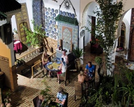un groupe de personnes assises dans un bâtiment dans l'établissement Le Riad Meknes, à Meknès