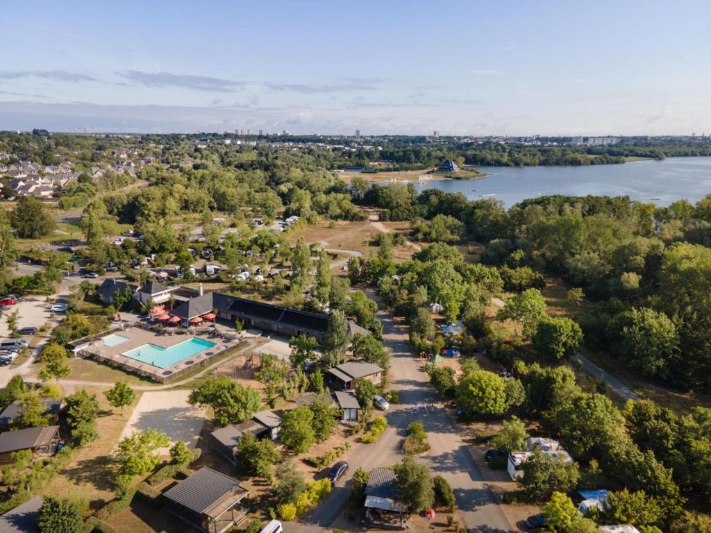 - une vue aérienne sur un parc à côté d'un lac dans l'établissement CityKamp Angers, à Angers