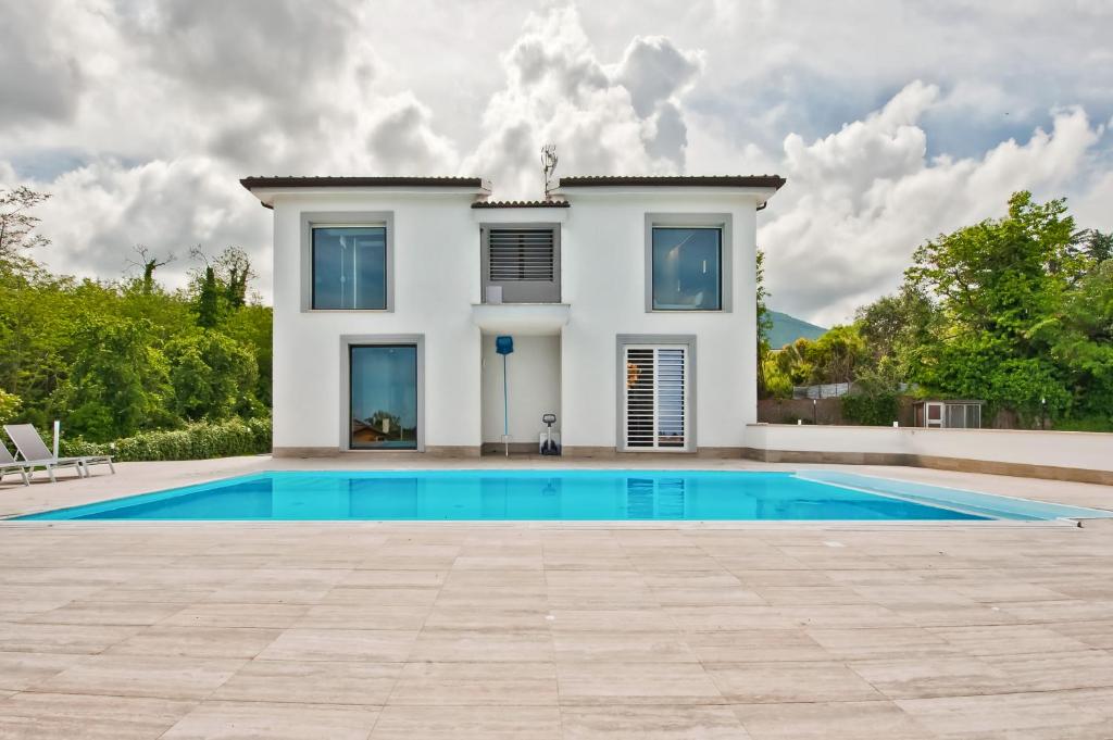 une villa avec piscine devant une maison dans l'établissement Villa dei Gelsomini, à Rocca di Papa