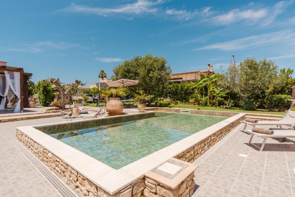 - une piscine dans l'arrière-cour d'une maison dans l'établissement Le Giarre - Villa Con Piscina, à Marausa