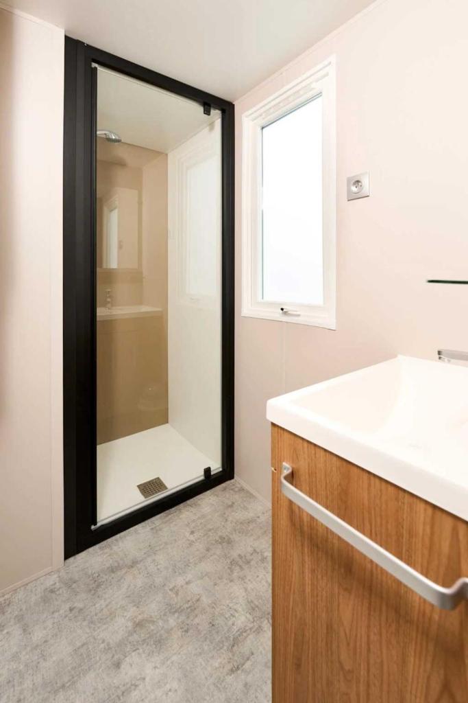 une salle de bain avec une douche, un lavabo et un miroir dans l'établissement Camping 3 étoiles - Piscine - efaeh0, à Malemort-du-Comtat 21 autres photos