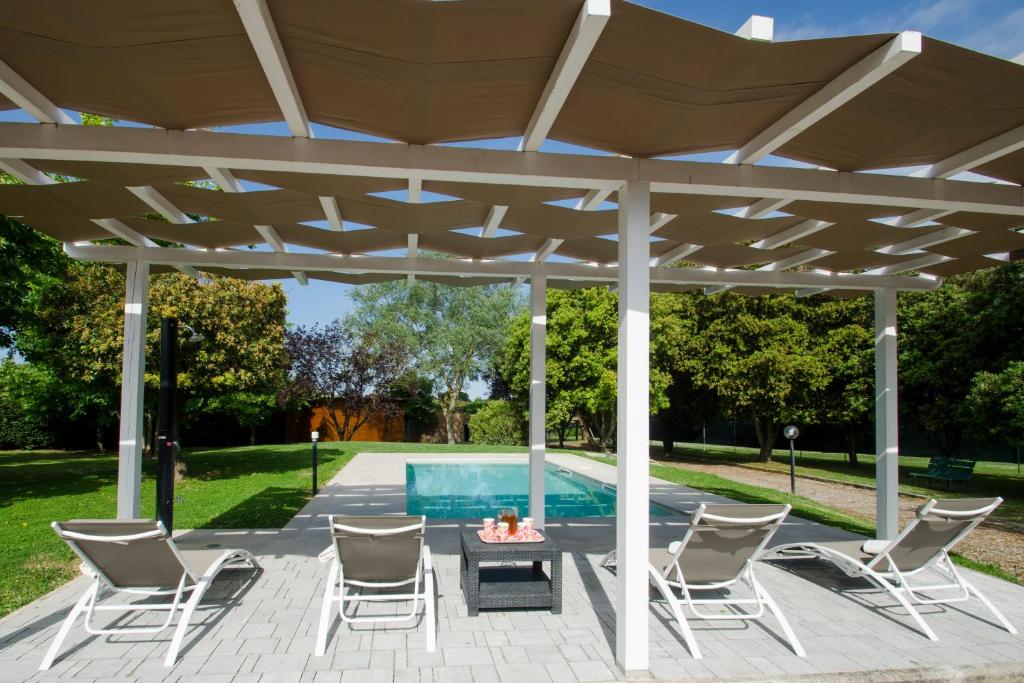 - un pavillon avec des chaises, une table et une piscine dans l'établissement Villa Asia, private villa with pool, à Panicarola