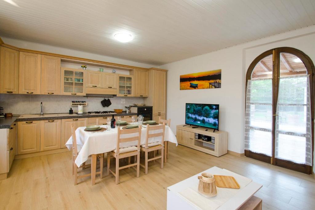 une cuisine et une salle à manger avec une table et une télévision dans l'établissement Villa Asia, private villa with pool, à Panicarola 30 autres photos