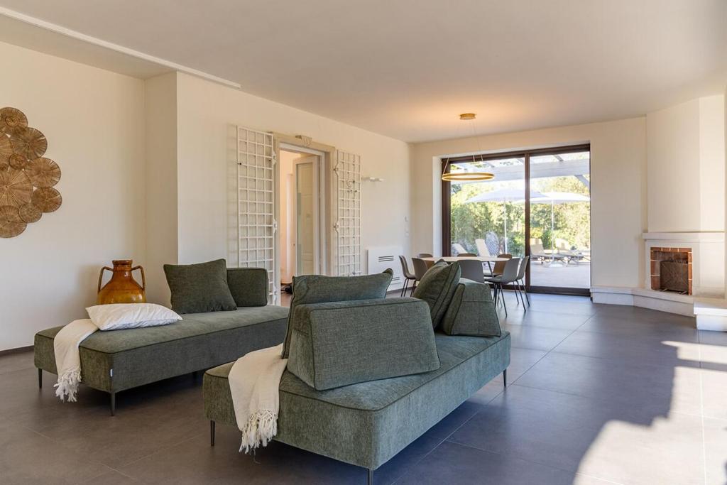 un salon avec deux canapés et une cheminée dans l'établissement Ostuni Escape Villa Galeone &infinity Pool 16x4m, à Ostuni