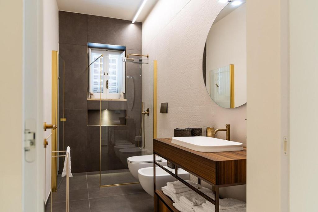 une salle de bain avec un lavabo, des toilettes et un miroir dans l'établissement Ostuni Escape Villa Galeone &infinity Pool 16x4m, à Ostuni
