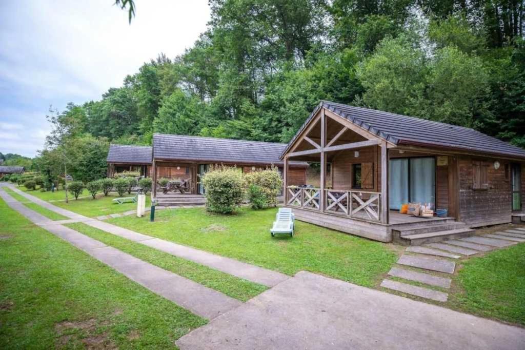 Cette petite maison dispose d'une terrasse couverte et d'une pelouse. dans l'établissement Camping 4 étoiles - Piscine - ccbabhc, à Aramits
