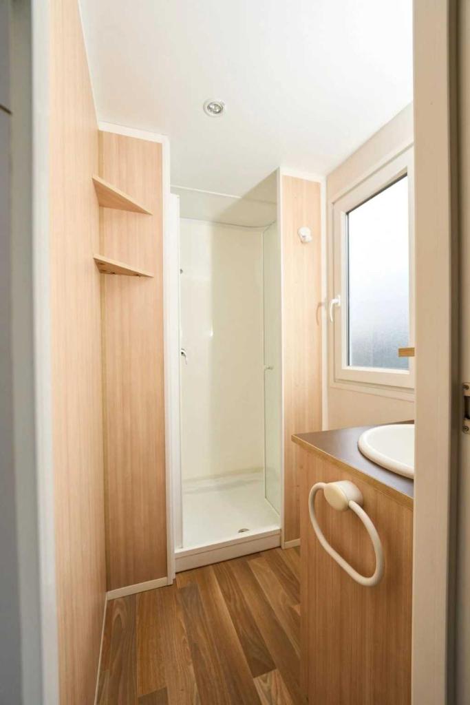 une salle de bain avec un lavabo et un miroir dans l'établissement Camping 3 étoiles - Piscine - efaeh0, à Malemort-du-Comtat
