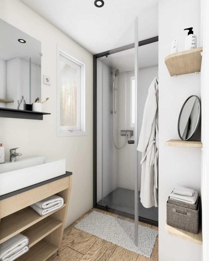 une salle de bain avec une douche, un lavabo et un miroir dans l'établissement Camping 3 étoiles - Piscine - eecbhg, au Boulou