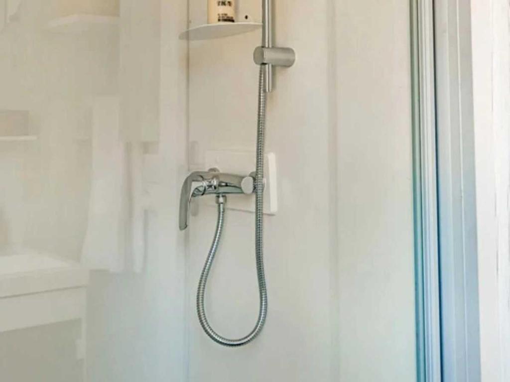 une douche avec pommeau de douche dans une salle de bain dans l'établissement Chalet 4 étoiles - Piscine - efa00d, à Chille
