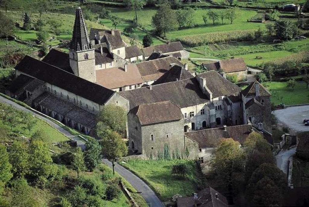 un vieux bâtiment avec une église sur une colline dans l'établissement Chalet 4 étoiles - Piscine - efa00d, à Chille