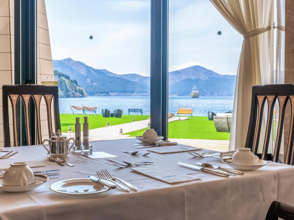 - une table à manger avec vue sur l'eau dans l'établissement Hakone Hotel, à Hakone 37 autres photos