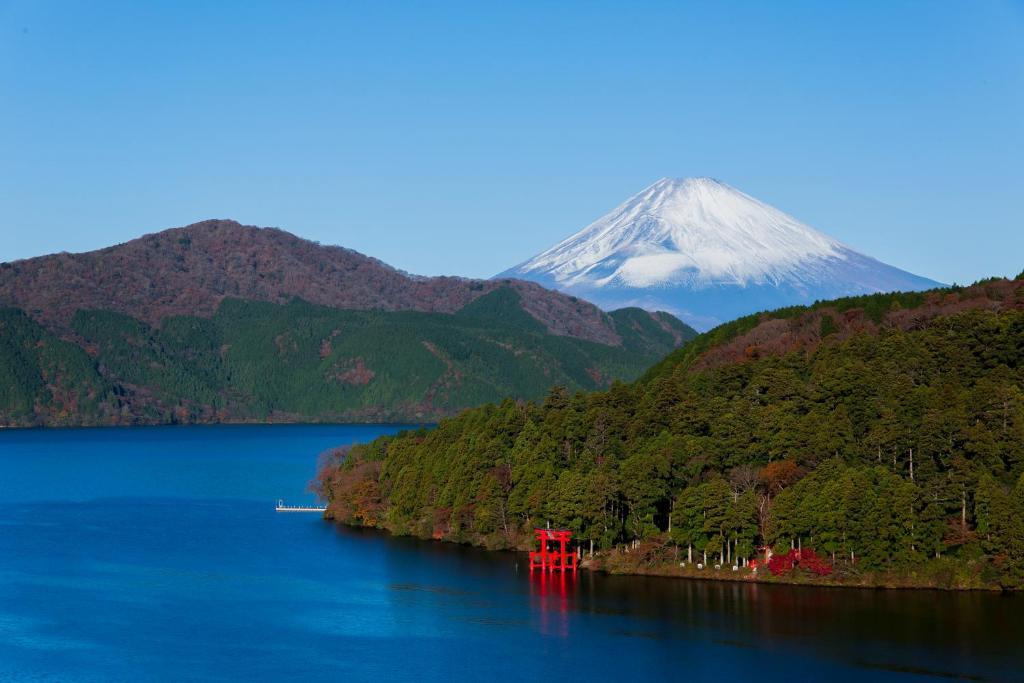 une montagne et un plan d'eau avec une montagne dans l'établissement Hakone Hotel, à Hakone