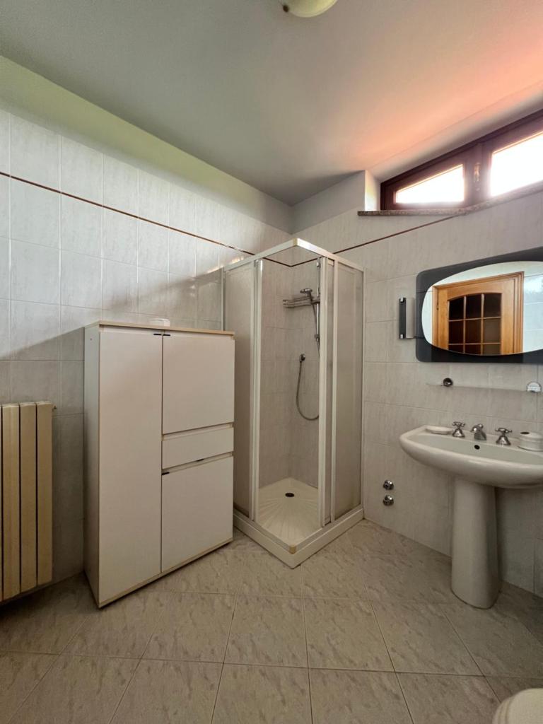 une salle de bain avec douche et lavabo dans l'établissement Villa Jilla, à Calosso