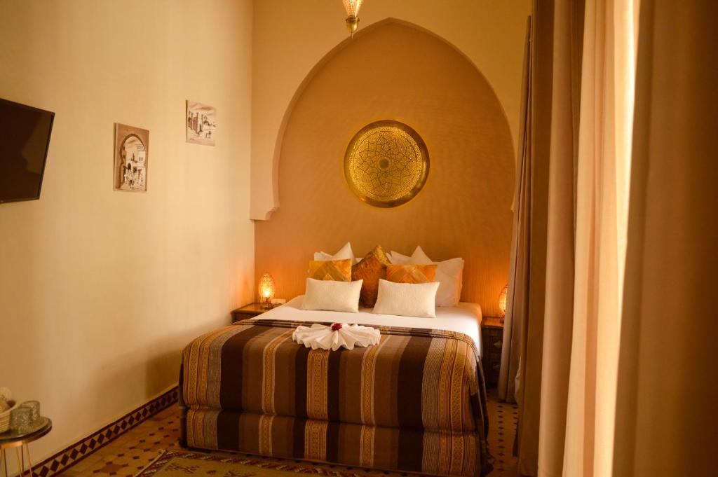 une chambre d'hôtel avec un lit dans une chambre dans l'établissement Riad Jalina, à Marrakech