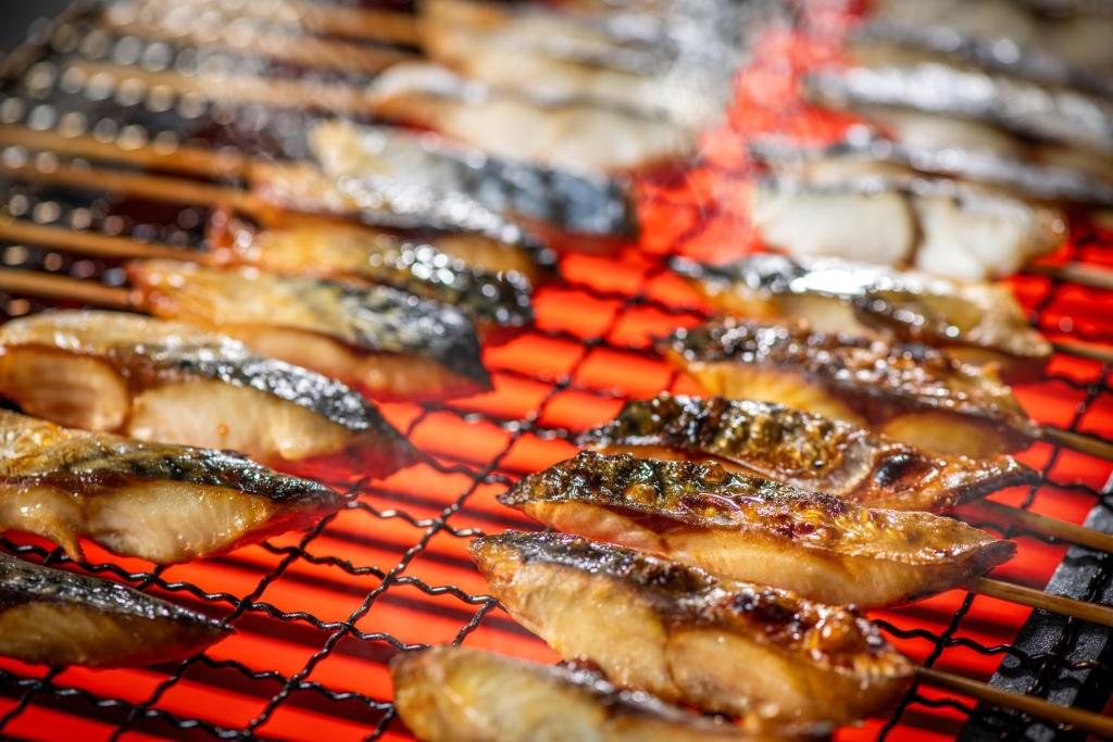 - un plat de cuisine sur un grill dans l'établissement KAMENOI HOTEL Kamogawa, à Kamogawa 37 autres photos