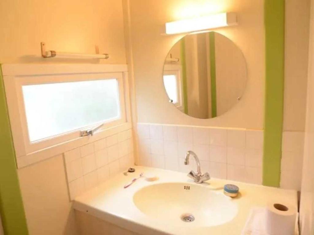 une salle de bain avec un lavabo et un miroir dans l'établissement Camping 3 étoiles - Piscine - cbgcaia, à Buis-les-Baronnies