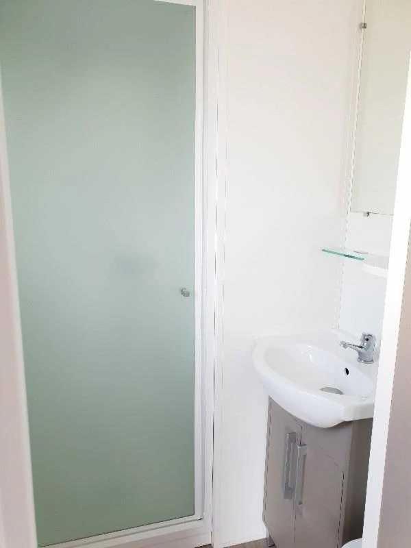 une salle de bain blanche avec un lavabo et une douche dans l'établissement Camping 3 étoiles - ccaiaah, à Monoblet 37 autres photos