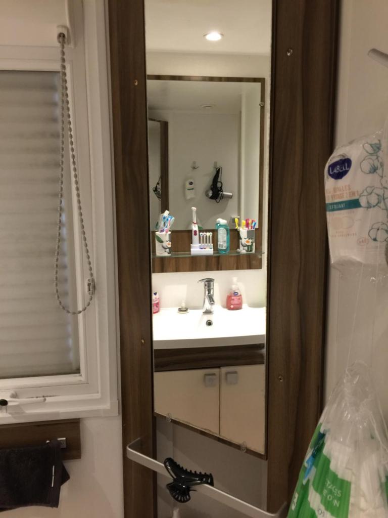 une salle de bain avec un lavabo et un miroir dans l'établissement Mobile Home PREMIUM AZUR climatisé tout équipé, à Saint-Chéron