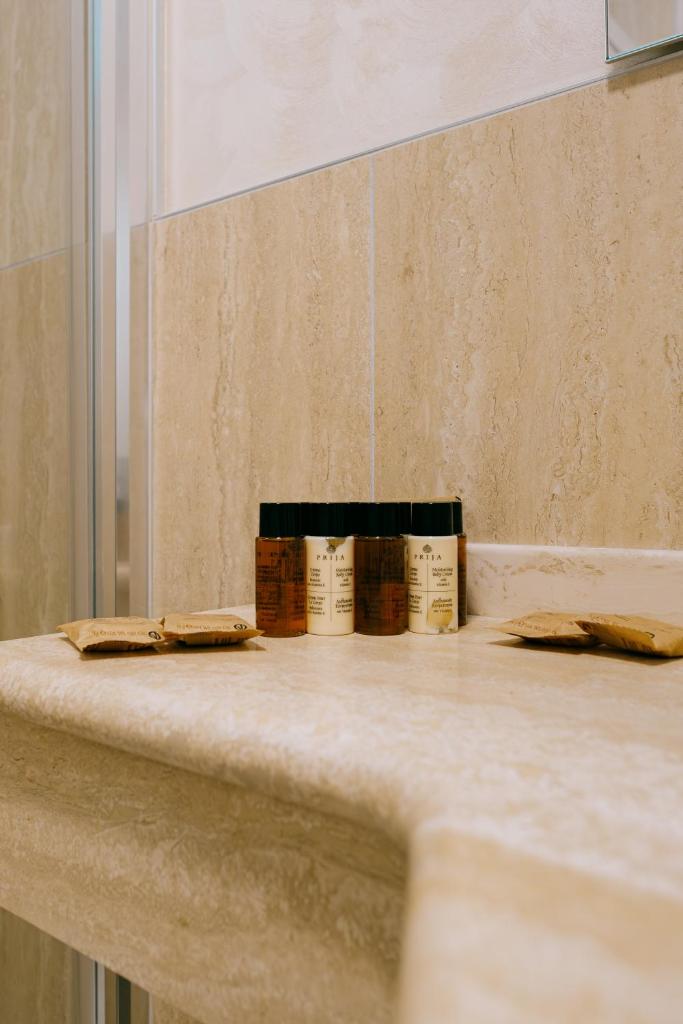 un comptoir avec trois bouteilles dessus dans l'établissement Hotel Gallia & Resort, à Lido di Jesolo