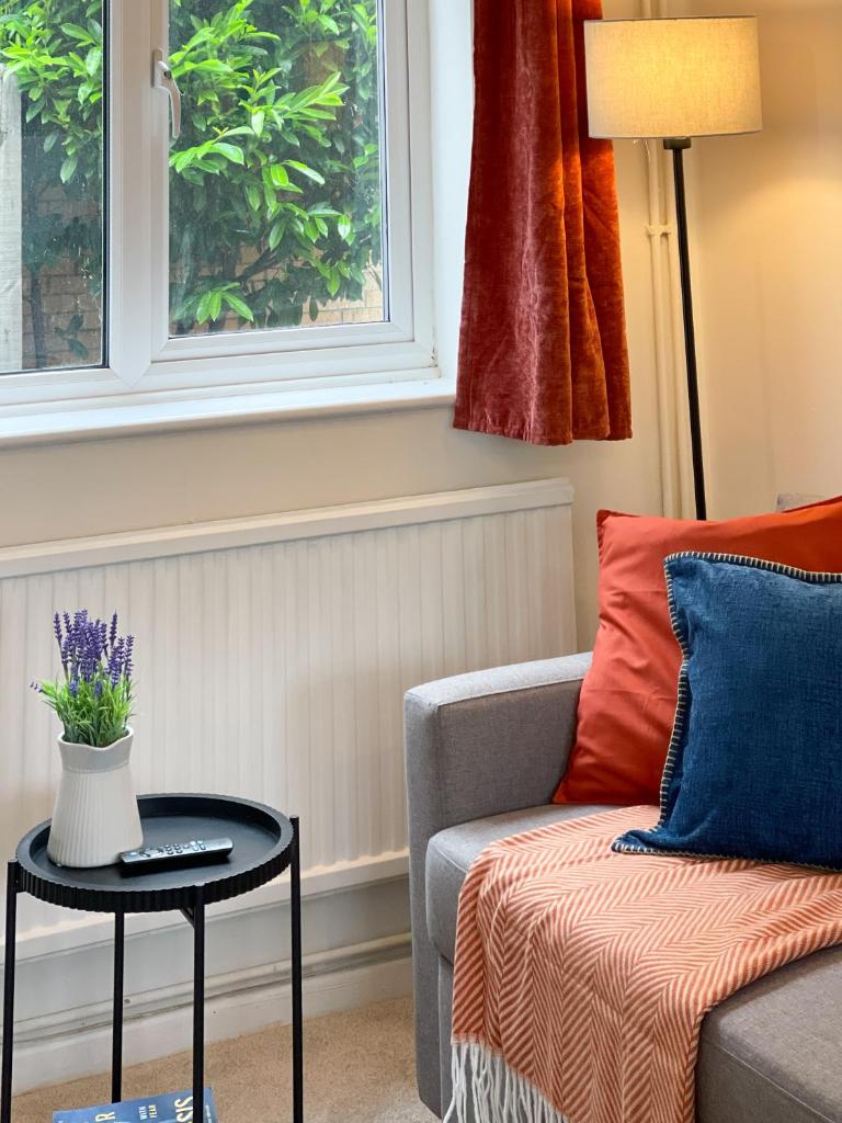 Cosy Central House by Station and River - sleeps 4 5