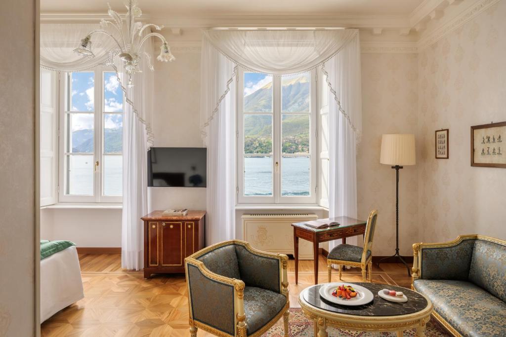 un salon avec un canapé et une table dans l'établissement Grand Hotel Villa Serbelloni - A Legendary Hotel, à Bellagio