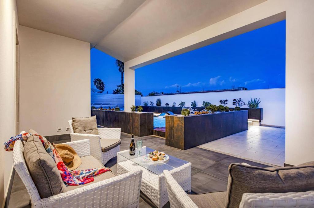 un salon avec vue sur l'océan dans l'établissement Villa Loredana by Villa Plus, à Santa Maria Del Focallo