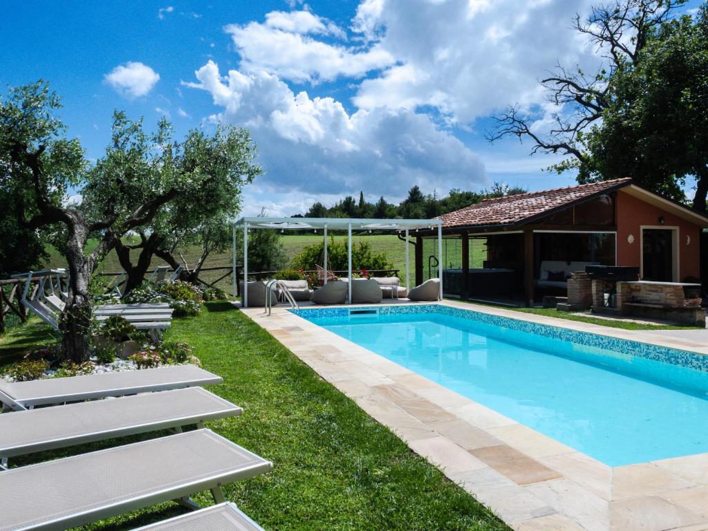 une piscine dans l'arrière-cour d'une maison dans l'établissement Casal Tartàn - Private Villa with SPA & Pool, à San Costanzo 54 autres photos