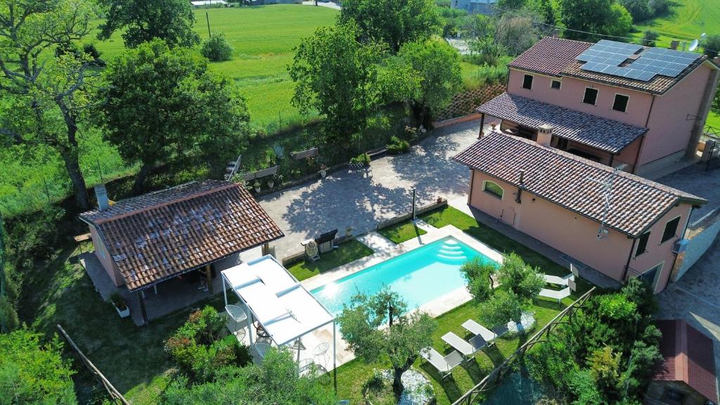 une vue aérienne d'une maison avec piscine dans l'établissement Casal Tartàn - Private Villa with SPA & Pool, à San Costanzo