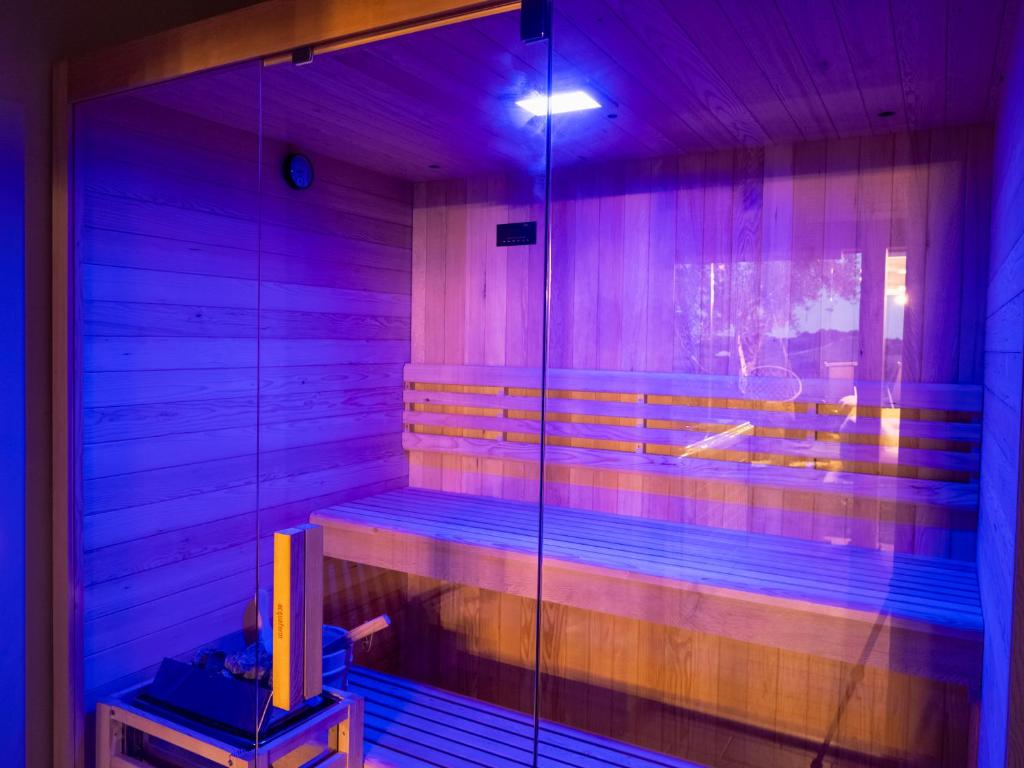 - un sauna avec éclairage violet dans une pièce dans l'établissement Casal Tartàn - Private Villa with SPA & Pool, à San Costanzo